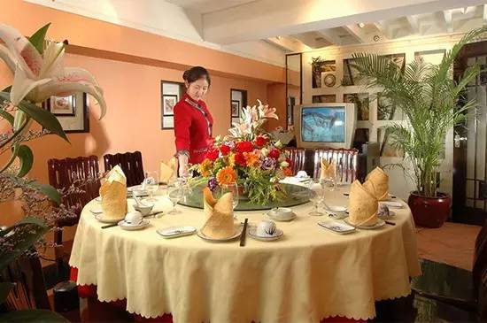 卓越服務(wù) 優(yōu)秀餐廳服務(wù)員的品質(zhì)與住宿服務(wù)的共通之道